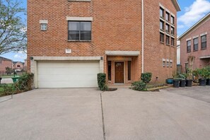 Exterior - Gated, Modern & Spacious 3 BR House - 5 min drive to NRG Stadium - WiFi, Laundry (Houston)