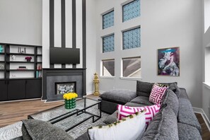 Smart TV - Gated, Modern & Spacious 3 BR House - 5 min drive to NRG Stadium - WiFi, Laundry (Houston)