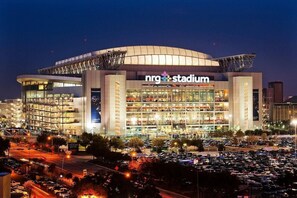 Exterior - Gated, Modern & Spacious 3 BR House - 5 min drive to NRG Stadium - WiFi, Laundry (Houston)