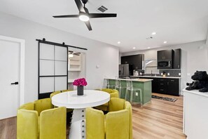 Dining - Gated, Modern & Spacious 3 BR House - 5 min drive to NRG Stadium - WiFi, Laundry (Houston)