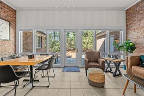 Ein geräumiges Zimmer mit einem großen Tisch, Stühlen, einer Couch und einem Couchtisch.