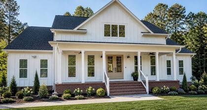 Luxurious getaway with access to pool! Pets are welcome!