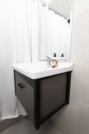 Shower, towels, soap, toilet paper - La Soie Chambre - Apartelle II
Central Roseau Apartment (Roseau)