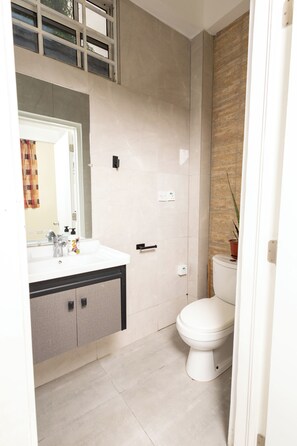 Shower, towels, soap, toilet paper - La Soie Chambre - Apartelle II
Central Roseau Apartment (Roseau)