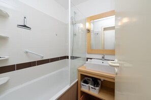 Shower, hair dryer - Apartment "Arzon" with Terrace, Shared Pool and Communal Garden (Arzon)