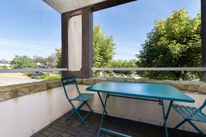 Outdoor dining - Apartment "Arzon" with Terrace, Shared Pool and Communal Garden (Arzon)