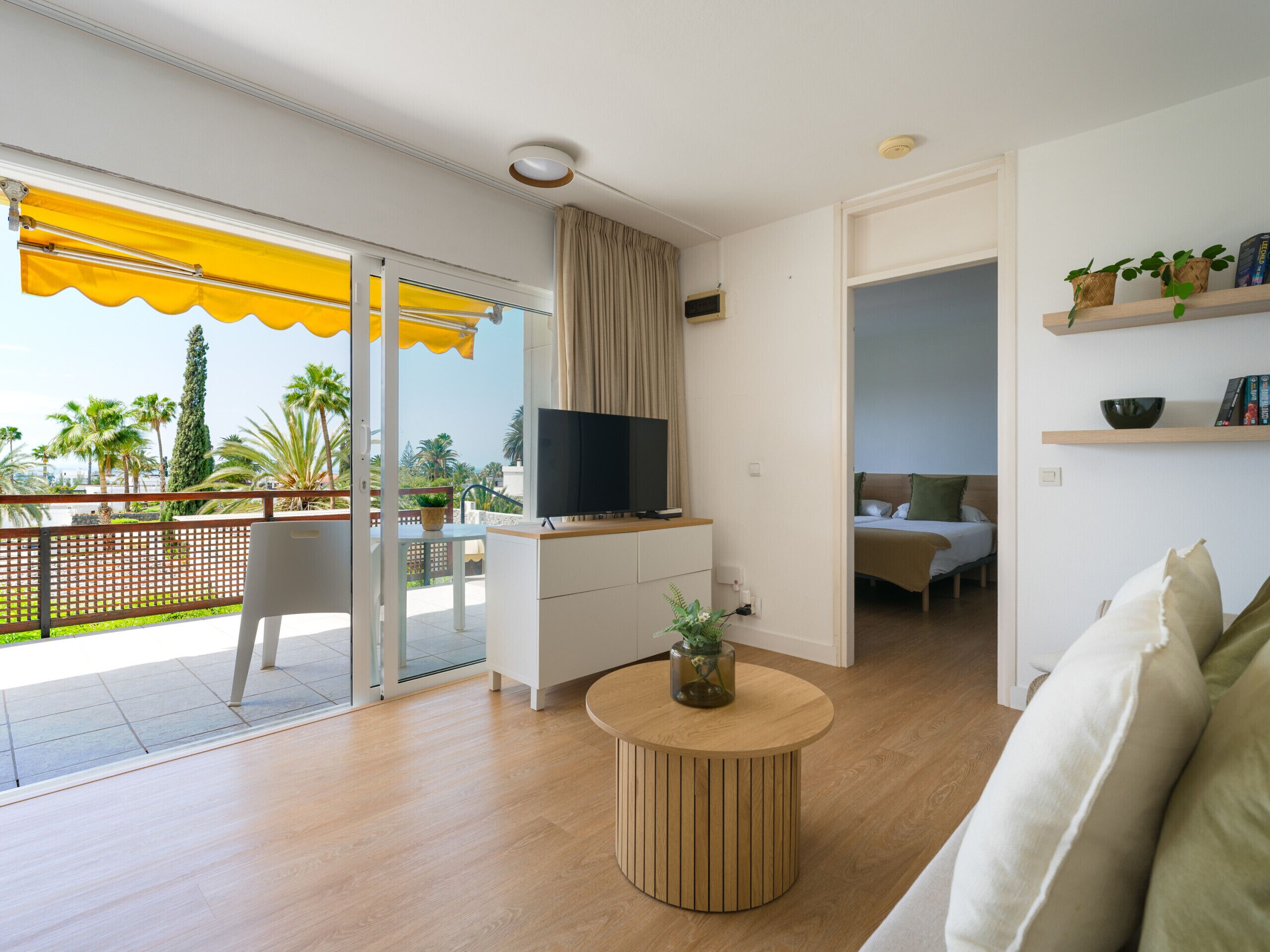 Tabla de planchar con plancha, wifi gratis y ropa de cama 