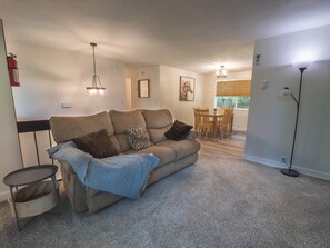 Living area - Timberline Treeline Retreat (Eugene)