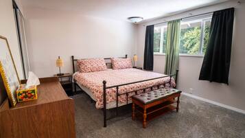 4 slaapkamers, een strijkplank/strijkijzer, wifi