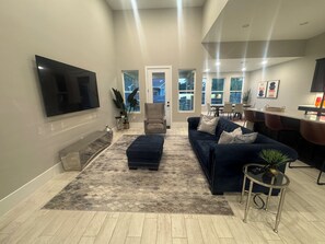 Living area - House in Conroe (Conroe)