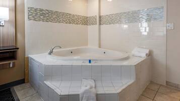 Basic Suite | Bathroom | Bathtub, towels, soap, shampoo