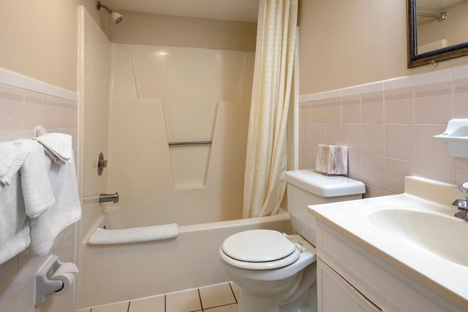Suite básica | Baño | Bañera, toallas, jabón y champú