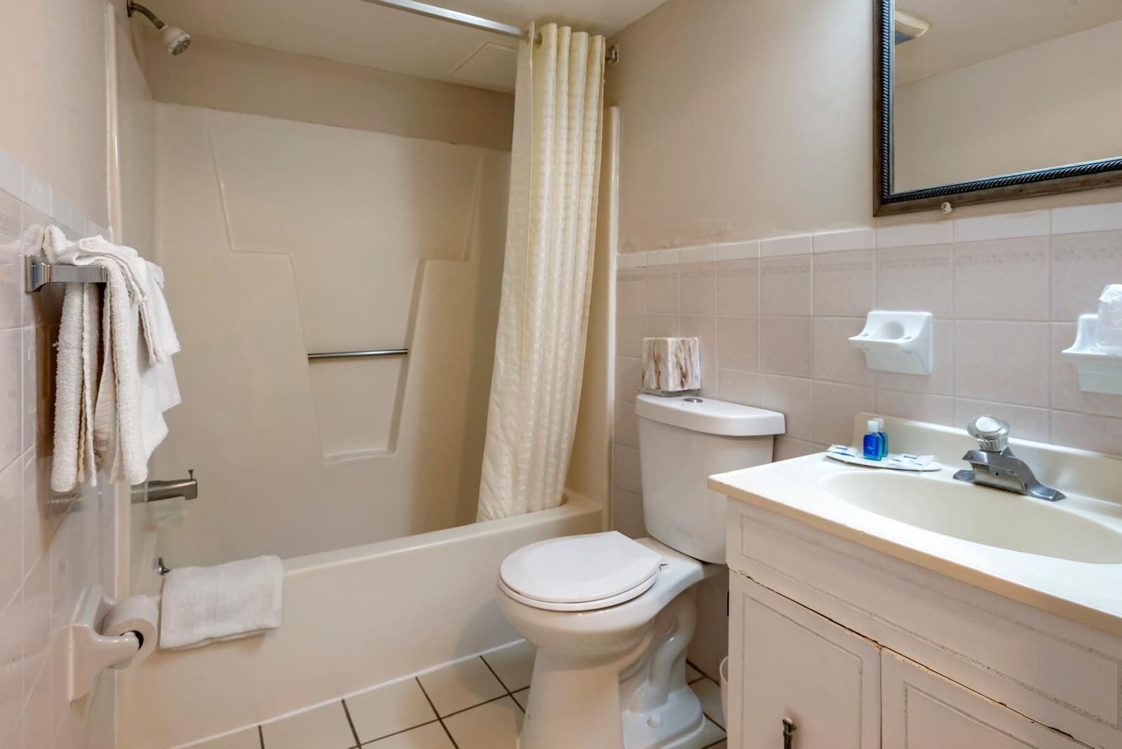 Quarto básico | Banheiro | Banheira, toalhas de banho, sabonete, shampoo
