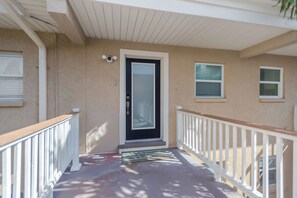 Exterior detail - Cozy Open Waterfront view 2-3 bedroom Condo (Treasure Island)