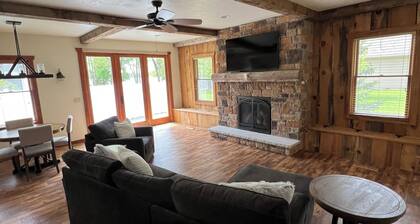 Serene 3-bedroom house with dock and boat slip on Washington Lake in Shawano