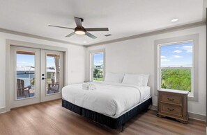 Tabla de planchar con plancha, cuna de viaje, wifi y ropa de cama 