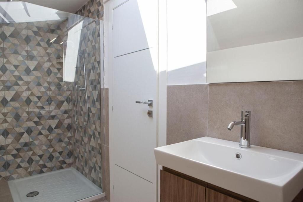 Douche, sèche-cheveux, bidet, serviettes fournies