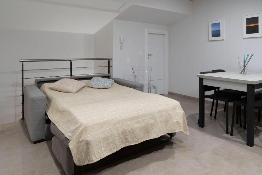Ein Schlafzimmer mit einem Bett, einem Schreibtisch und Stühlen.