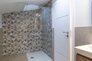 Shower, hair dryer, bidet, towels - Vrbo Property (Vada)