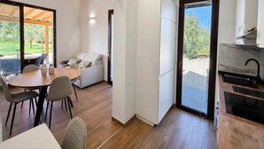 Een modern interieur met een eethoek, bank en keuken.