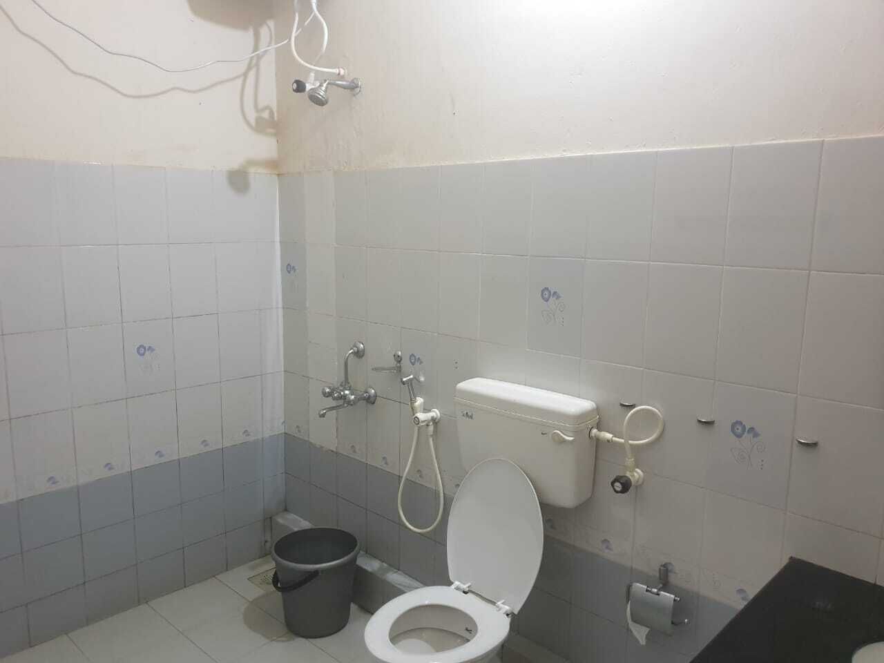 Casa de banho com sanita, bidé e balde.