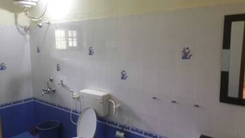 Standard Room | Bathroom | Shower, free toiletries, towels, soap