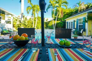 Outdoor dining - Palm Ridge House  Pool and Cabana Near Beach (West Palm Beach)
