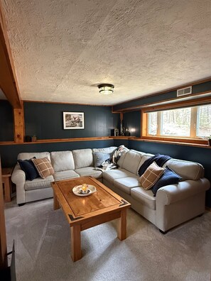 Smart TV, fireplace, DVD player, books - Cozy Northwoods Retreat – ATV Trails, Hot Tub & Pet Friendly! (Arbor Vitae)