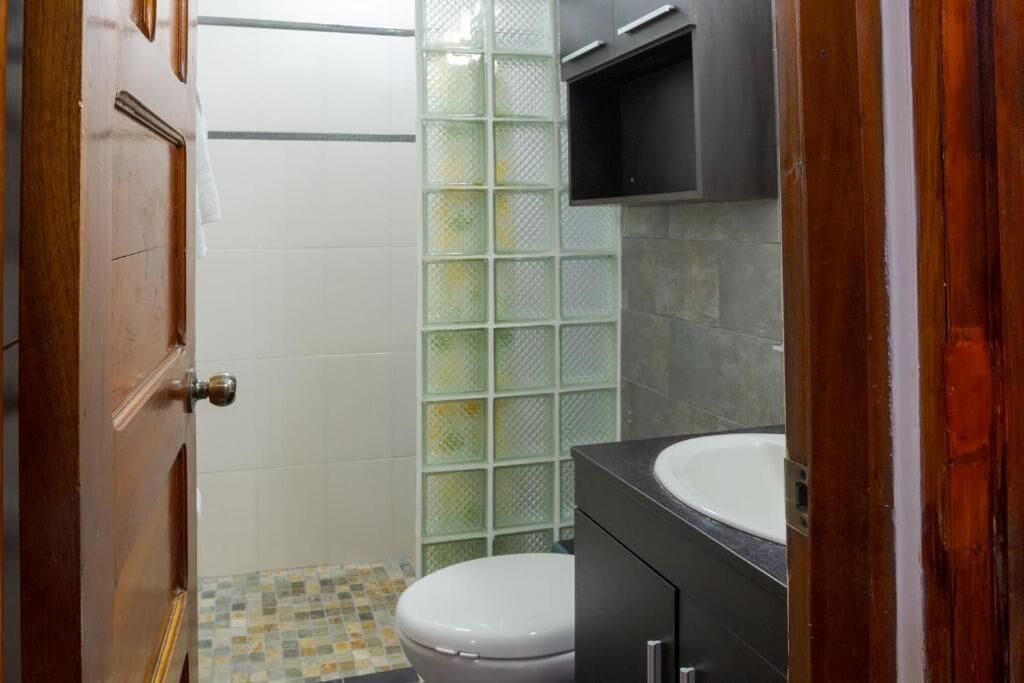 Standard Room, Garden View | Bathroom | Shower, rainfall showerhead, hair dryer, towels