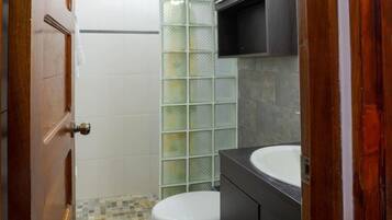 Standard Room, Garden View | Bathroom | Shower, rainfall showerhead, hair dryer, towels