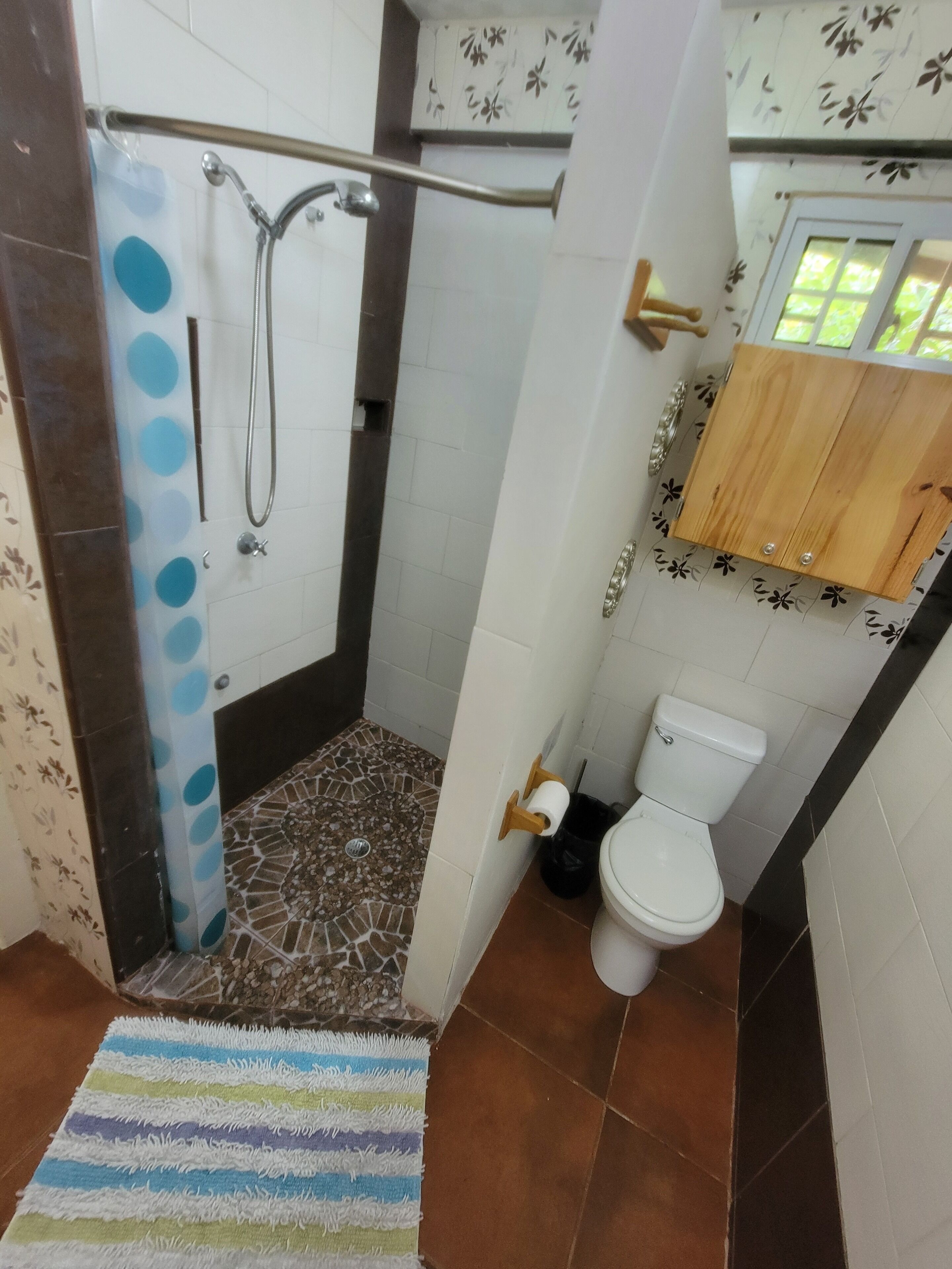 Comfort Double Room | Bathroom | Shower, rainfall showerhead, hair dryer, towels