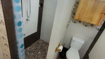 Comfort Double Room | Bathroom | Shower, rainfall showerhead, hair dryer, towels
