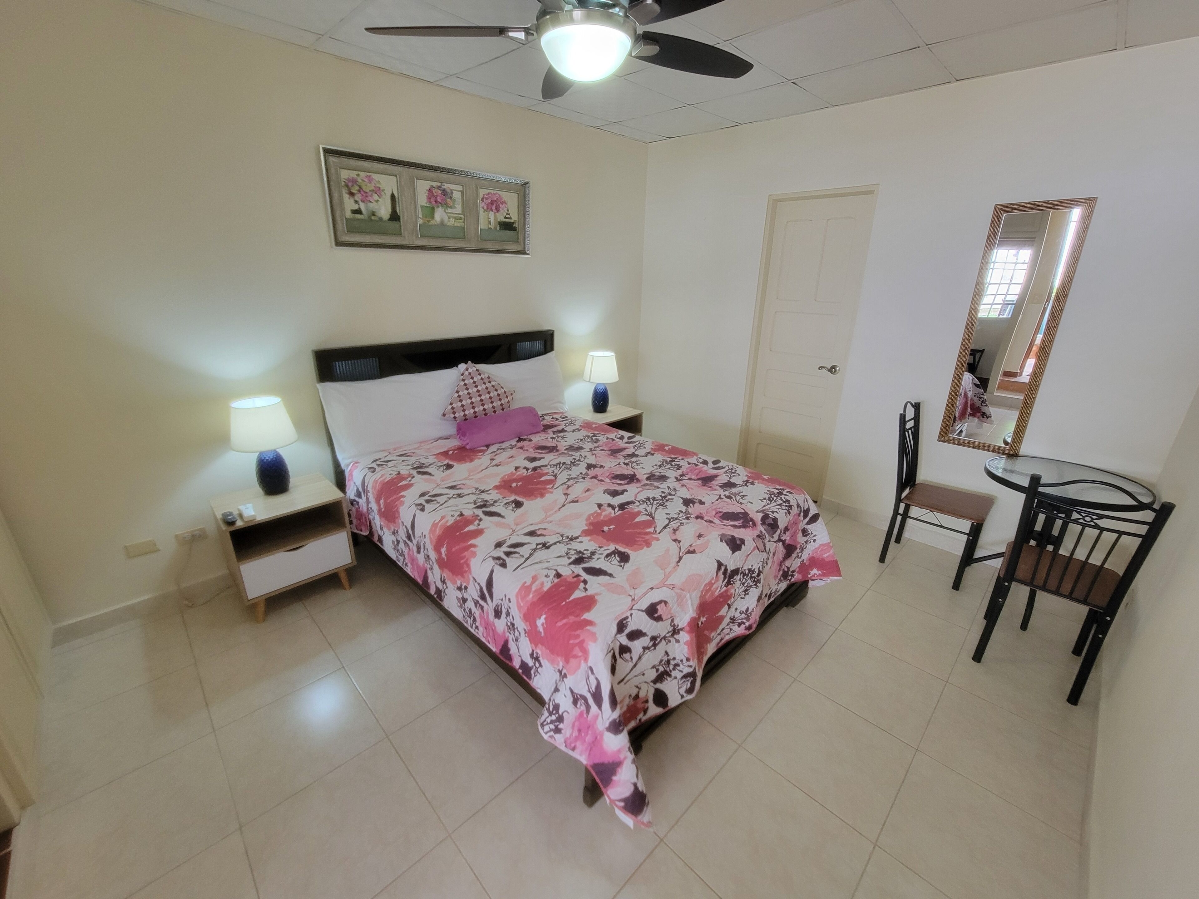 Decoración personalizada, muebles diferentes y cortinas blackout 
