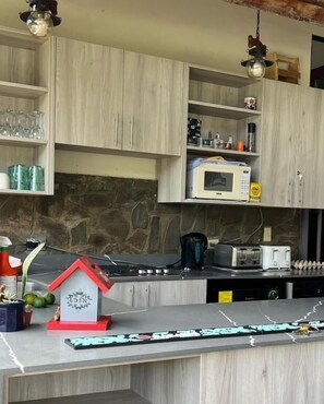 Refrigerador, microondas, utensilios de cocina