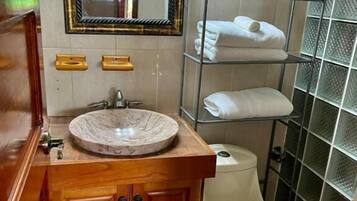 Deluxe Double Room, Courtyard View | Bathroom