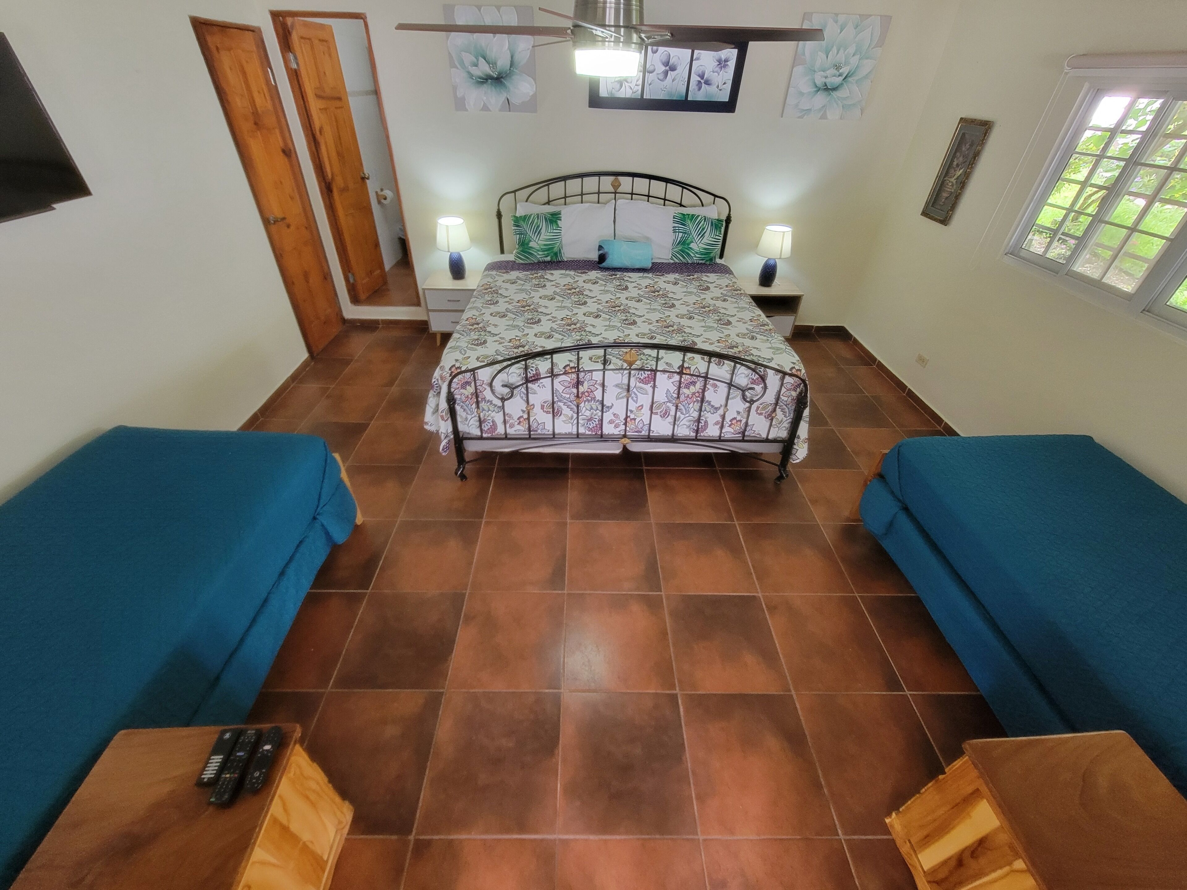 Decoración personalizada, muebles diferentes y cortinas blackout 