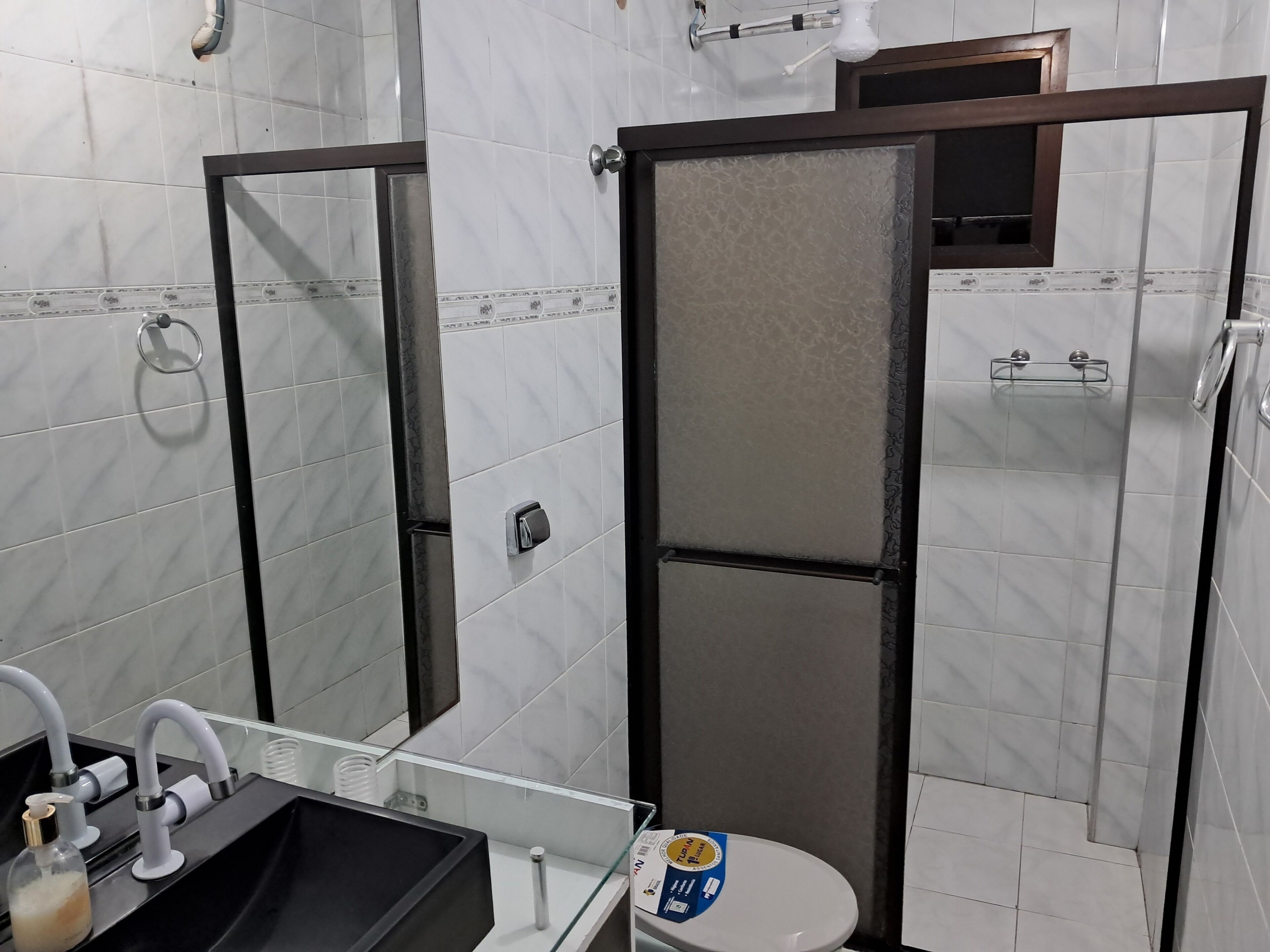 Regadera, toallas, jabón, papel de baño 