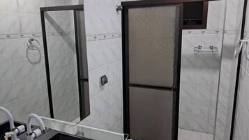 Regadera, toallas, jabón, papel de baño
