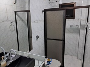 Regadera, toallas, jabón, papel de baño 