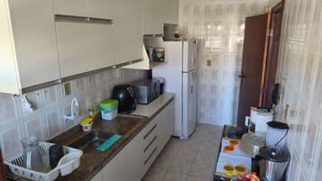 Geladeira, micro-ondas, fogão, cooktop