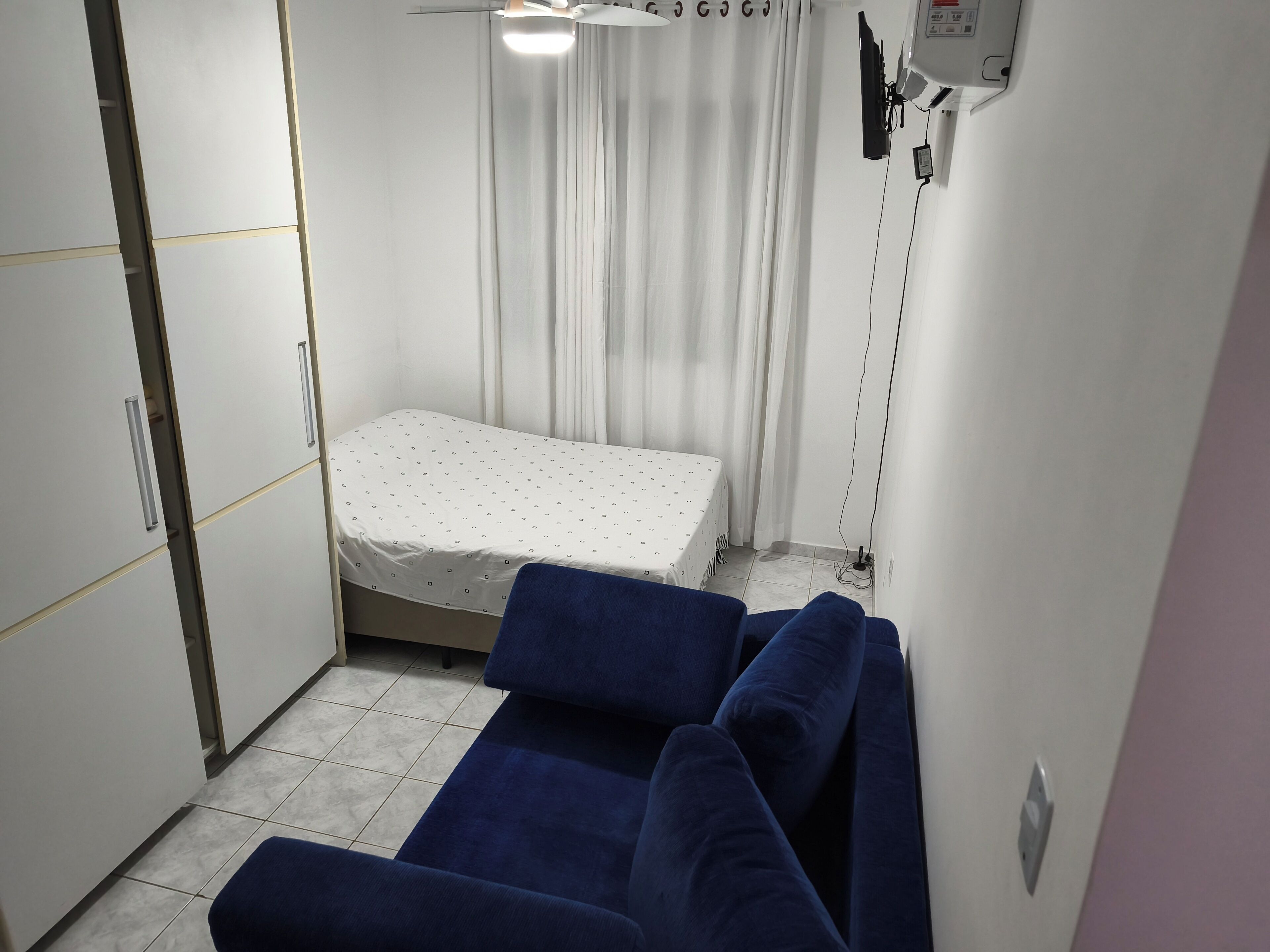 Tabla de planchar con plancha, wifi y ropa de cama 