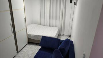 Tabla de planchar con plancha, wifi y ropa de cama
