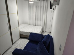 Tabla de planchar con plancha, wifi y ropa de cama 