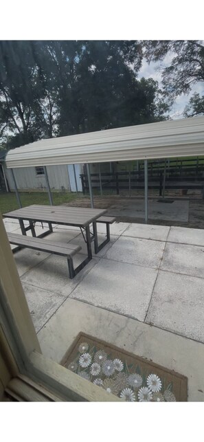 Outdoor dining - 8 minutes to WEC , Charming 3 bedroom home, on half acre , Fenced  on paved road (Ocala)