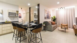 Un apartamento moderno con cocina, comedor y sala de estar.