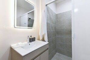 Classic Suite, Balcony, City View | Bathroom | Shower, free toiletries, hair dryer, towels