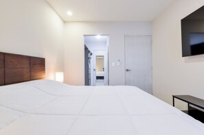 Classic Suite, Balcony, City View | Laptop workspace, iron/ironing board, free WiFi - Arena Vive (Monterrey)