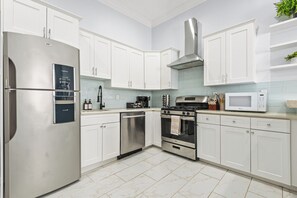 Fridge, microwave, oven, stovetop - 3BR Manhattan Getaway | NYC |METLife|Hoboken (Jersey City)