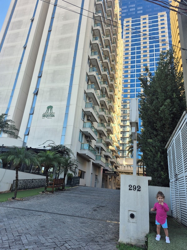 Um edifício com uma placa 'SEQUOA' e o número '292' numa coluna.