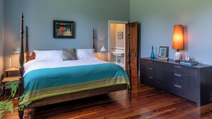 5 bedrooms, iron/ironing board, WiFi, bed sheets - Historic Martindale Schoolhouse built in 1921 (Martindale)